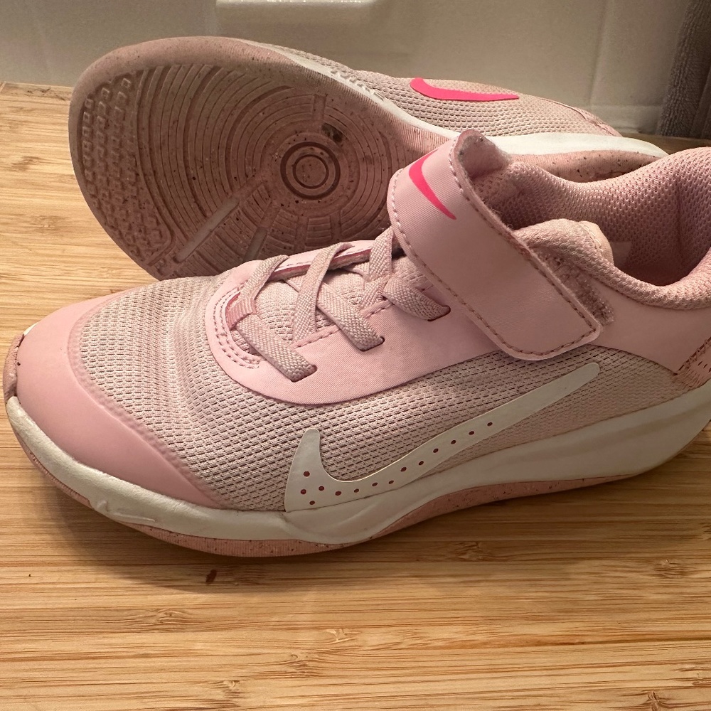 Nike girls basketball shoe